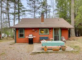 Lakefront Rhinelander Cabin with Boat Dock!, počitniška nastanitev v mestu Rhinelander