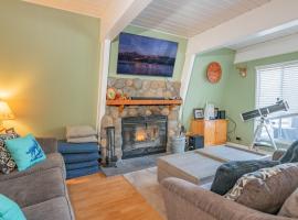 Moonlight Memories - Located in a beautiful, desirable area with a hot tub!, vacation home in Big Bear Lake