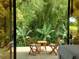 Renewal Retreat, The Aviary, Unique Sanctuary of Connection for Solos and Duets, hotel con piscina en La Tebaida