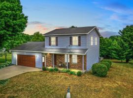 LONG LAKE RETREAT- Hot tub, Pool table, Firepit, villa a Traverse City