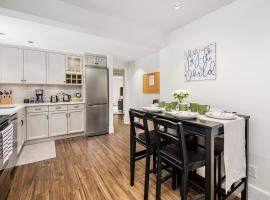 Gorgeous 4-Bedroom Garden Level Suite at Vancouver West, hytte i Vancouver