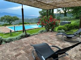 All Stone Horse Stable Converted to Elegant Apartment - Baltimora, hotel in Spoleto