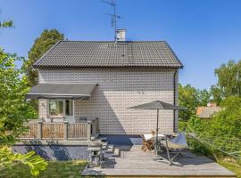 Villa in Flen in the heart of Sormland, hotel in Flen