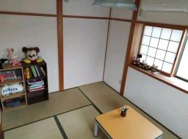 IIIハウス　ひらパーからすぐの３階建て一軒家　全寝室エアコン新調　wifi完備　旅行&ビジネス大歓迎, hotell sihtkohas Hirakata