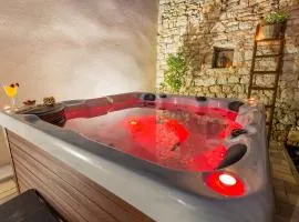 CASA MARIO-charming stone house with jacuzzi