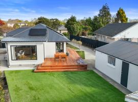 Private, Quiet, 6 minutes to Airport, Family Friendly, villa in Christchurch