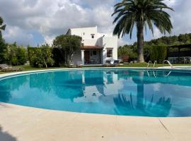 Authentic Villa with amazing pool, počitniška hiška v mestu Santa Gertrudis de Fruitera