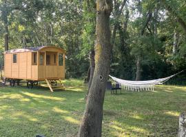 Roulotte Natiraa avec sauna et piscine, hotel i Tarascon
