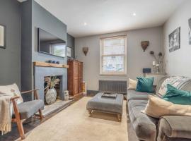 Stylish 2-Bed House With Office And Private Garden, cottage in Windsor