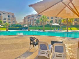 Ultra Luxury 3BR with Pools ,Sports ,Dining in Gated compound, Close to all sites, proprietate de vacanță aproape de plajă din Cairo