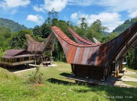 Tongkonan Layuk Kalembang Homestay, cabaña o casa de campo en Rantepao