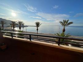 exclusiva primera línea de playa, hotel in Aguadulce