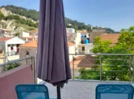 Bright top floor apartment!