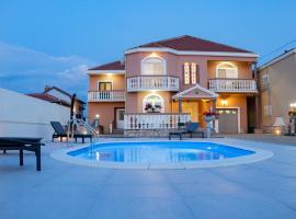 Booking Zaton Villa Martinova holiday house with swimming pool, коттедж в Затоне