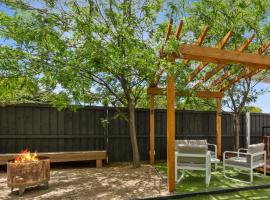 Live - Play - Stay - East Geelong, holiday home in Geelong