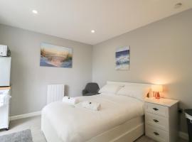 Modern Room with Private Outdoor space Pass The Keys, hotel a Gosforth