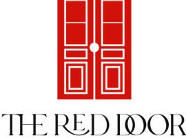 The Red Door Townhouse Apartment, готель з парковкою у місті Ардара