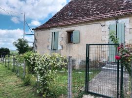 GÎTE AUX BOIS D'EN TEMPS, hotel met parkeren in Lunas