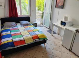 Studio indépendant, avec piscine et jardin, direct gare aéroport, 1 lit pour 2 personnes Direct Gare Aéroport, hotel i Toulouse