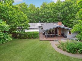 Awesome Home In Glesborg With Wifi, cottage in Fjellerup