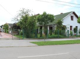 Boulevard Garden House and Atelier House - Free and save parking in the yard, B&B in Ćuprija