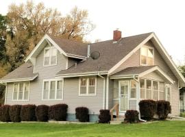 Home near Zoo/College World Series/Downtown, hotel in Omaha