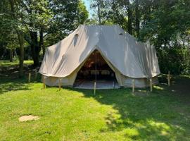 Superior Luxury Large Emperor Tent, feriebolig i Stoke Goldington