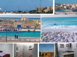 للإيجار في مطروح شاليه داخل قرية سياحية شاليه شايف البحر امتداد شاطئ الابيض البحر متاح لكن حمام السباحة هذا الصيف به أعمال صيانه 130, cabin in Marsa Matruh