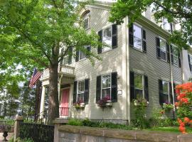 Delano Homestead Bed and Breakfast, hotel with parking in Fairhaven