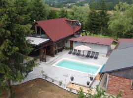 Lake House with a View、Šmartno v Rožni Doliniの駐車場付きホテル