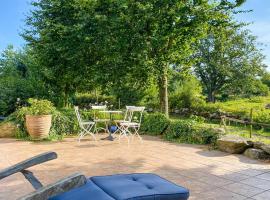 5 Bedroom Awesome Home In Simrishamn，錫姆里斯港的飯店