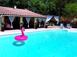 Gorges du Verdon : Guest house avec piscine, hotel in Baudinard