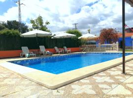 La Morada del Yayo 15 minutos de Sevilla, hotelli, jossa on uima-allas kohteessa Las Pajanosas