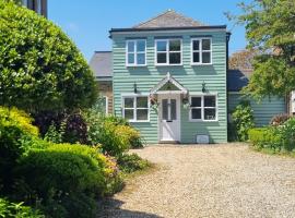 The Coach House- Stunning Detached Coastal home, with parking, by Historic Deal Castle, hotel v mestu Deal