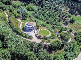 Round Family Villa near Ancient Olympia & the Sea: Káto Samikón şehrinde bir kiralık tatil yeri