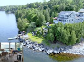 Loza house adirondack screened-in porch unit lake front, hotell i Plattsburgh