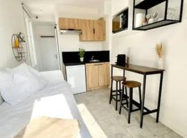 Studio cosy, calme avec cour extérieure, 1er étage, appartement à Saran