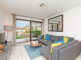 Luxury Garden apartment with stunning Cannes Marina views, golfhotell i Mandelieu-la-Napoule