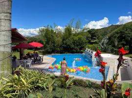 Monteverde Holiday Apartments, medencével rendelkező hotel Bugában