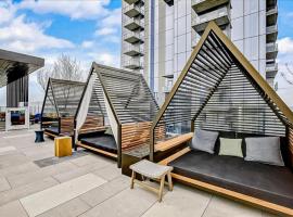 Modern Downtown Condo - Rooftop pool - Top Amenities, hotel v destinácii Austin
