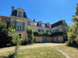 Beautiful 6 bedroom house with pool & large garden, hotel with parking in Le Pêchereau