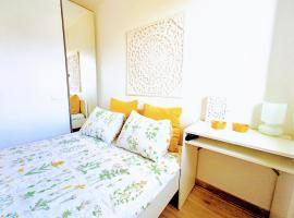 Private room in renovated apartment - Tram 1 min walk, habitación en casa particular en Niza