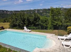 NIDDOUILLET,PISCINE ,VUE IMPRENABLE SUR VALLEE, hôtel à Arcambal