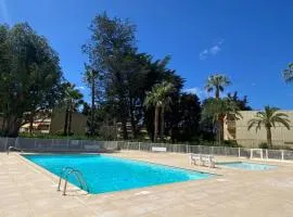 2 bedroom apartment with balcony close to the sea