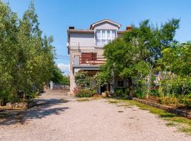 Apartments and rooms with parking space Skrbcici, Krk - 21231, guest house in Skrbčići