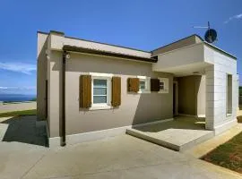 Luxurious Holiday Home with Pool in Kavran
