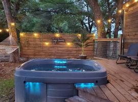 The Tiny 'Tainer - Tiny Container Home w. Hot Tub!, hotel in Weatherford