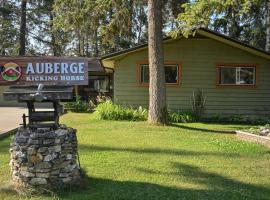Auberge Kicking Horse Guest House, khách sạn có bồn tắm nóng ở Golden
