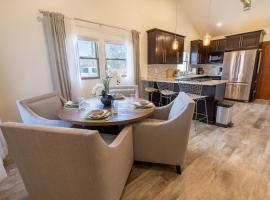 Modern Luxury Bungalow steps from DT Activities, Hotel in Rapid City