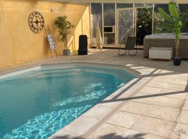 Gîte COQUELICOT F2 avec piscine et SPA, hotel conveniente a Saint-Jean-de-Boiseau